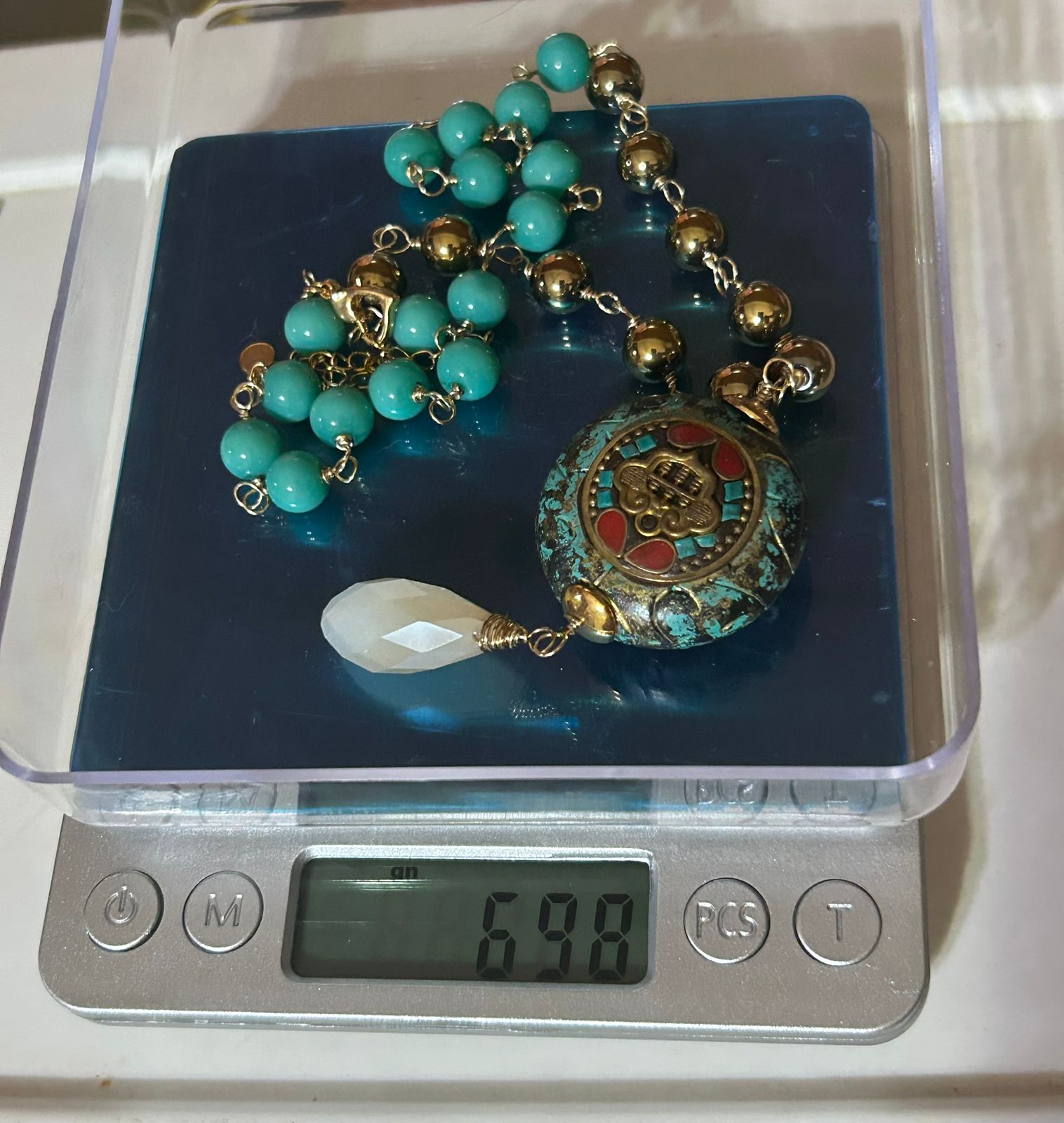 Collar de Resina y Hematita Morado con Dije de Turquesa y Cristal Austriaco - Image 2