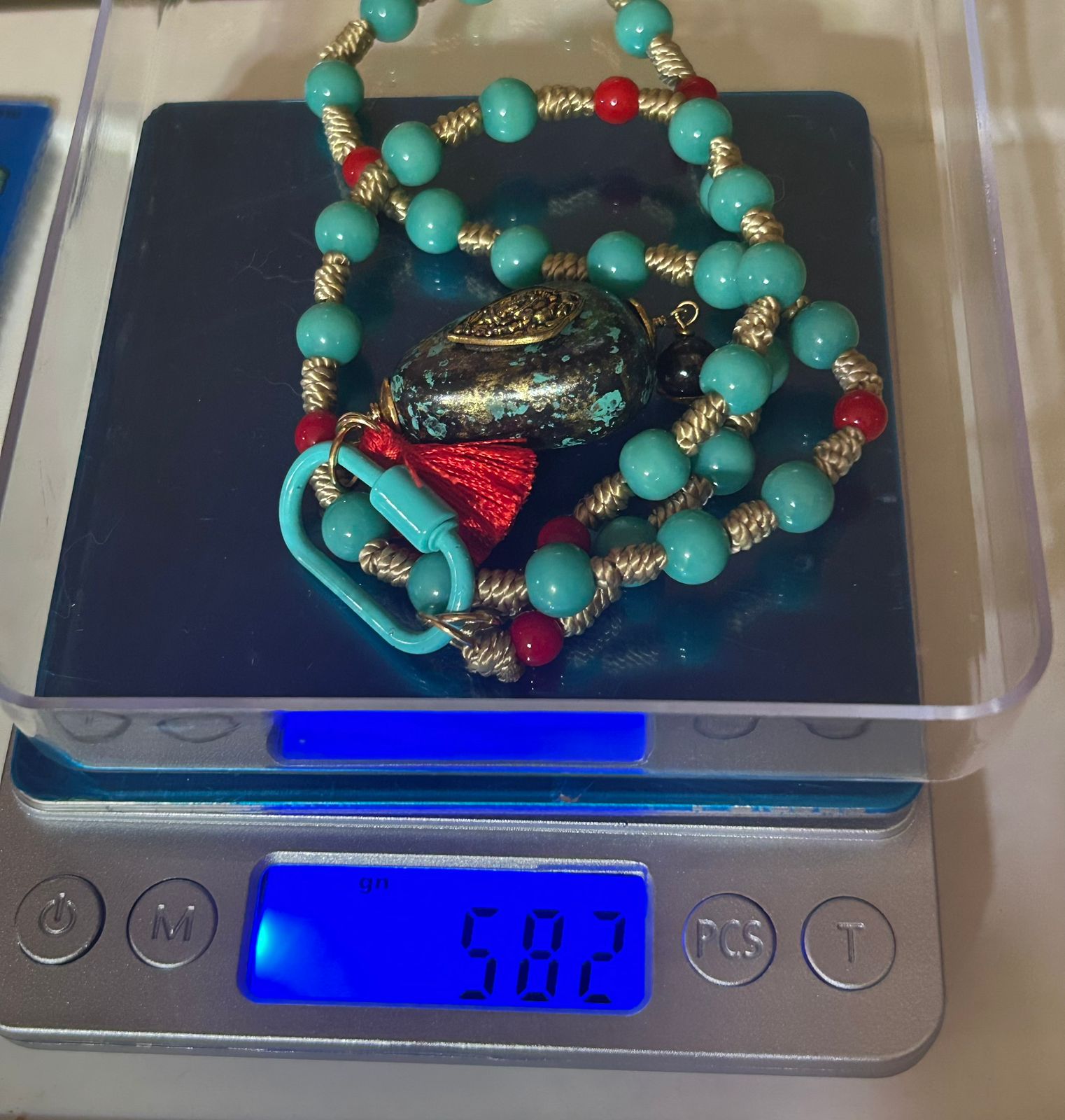 Collar de Resina con Dije de Turquesa y Granate - Image 5