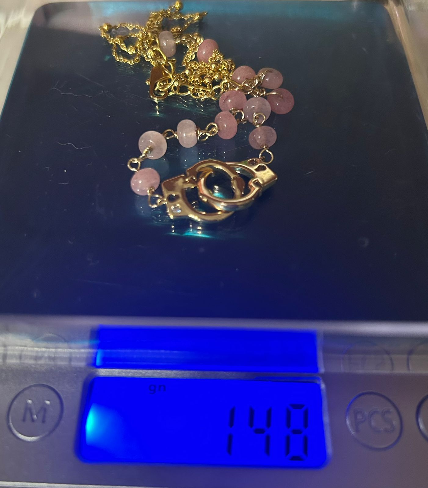 Collar de Cuarzo Ágata Rosa Claro con Dije de Esposas en Baño de Oro - Image 2