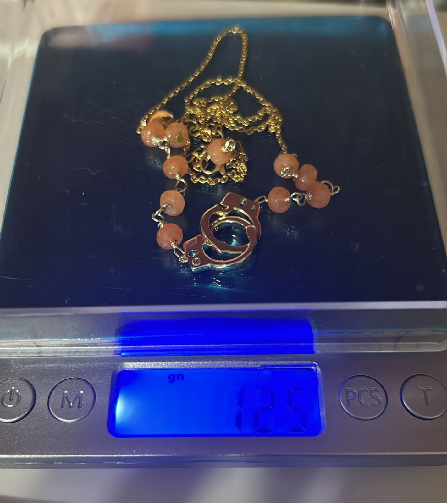 Collar de Cuarzo Ágata Durazno Claro con Dije de Esposas en Baño de Oro - Image 2