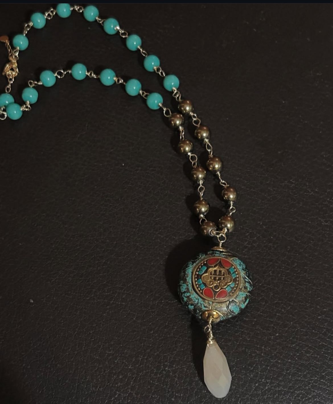 Collar de Resina y Hematita Morado con Dije de Turquesa y Cristal Austriaco - Image 3