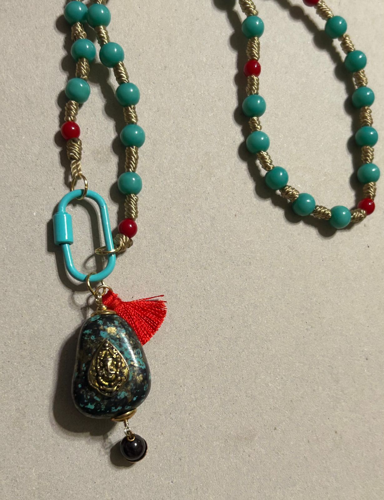 Collar de Resina con Dije de Turquesa y Granate - Image 4