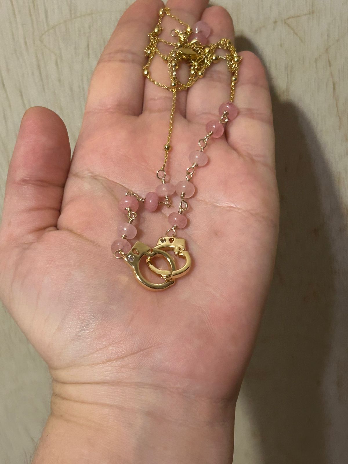 Collar de Cuarzo Ágata Rosa Claro con Dije de Esposas en Baño de Oro - Image 3