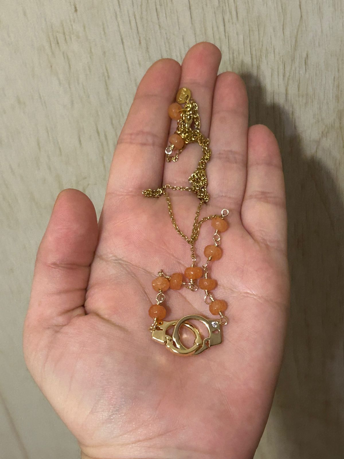 Collar de Cuarzo Ágata Durazno Claro con Dije de Esposas en Baño de Oro - Image 3