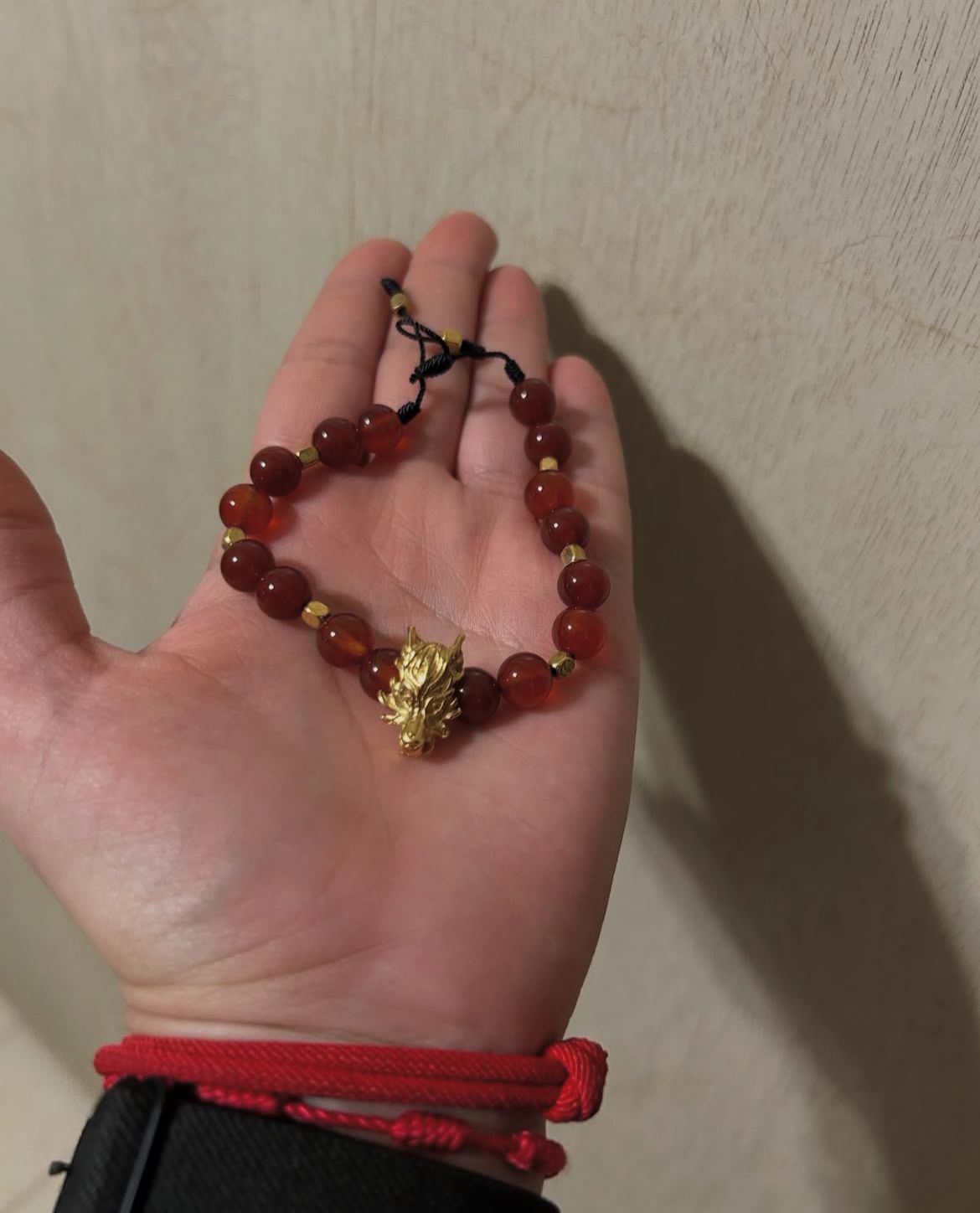 Pulsera de Cuarzo Cornalina con Dragón en Chapa de Oro - Image 3