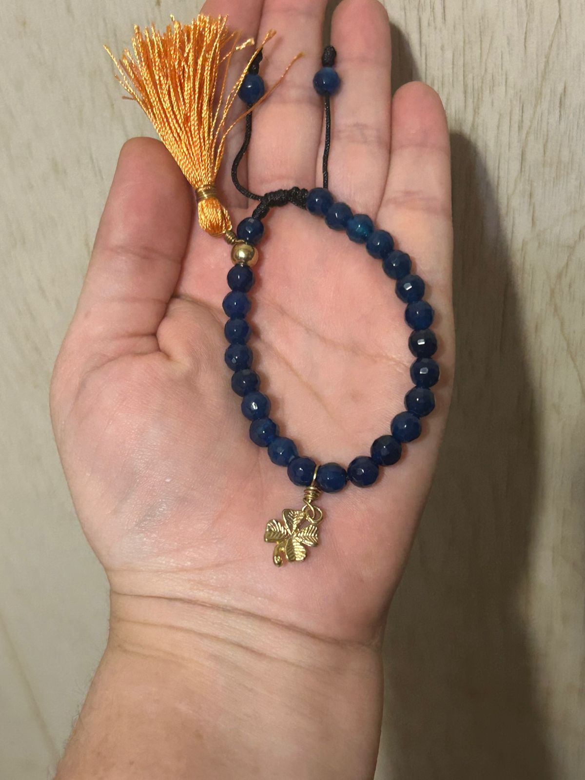 Pulsera de Ágata Azul con Motita Naranja y Dije de Trébol en Chapa - Image 3