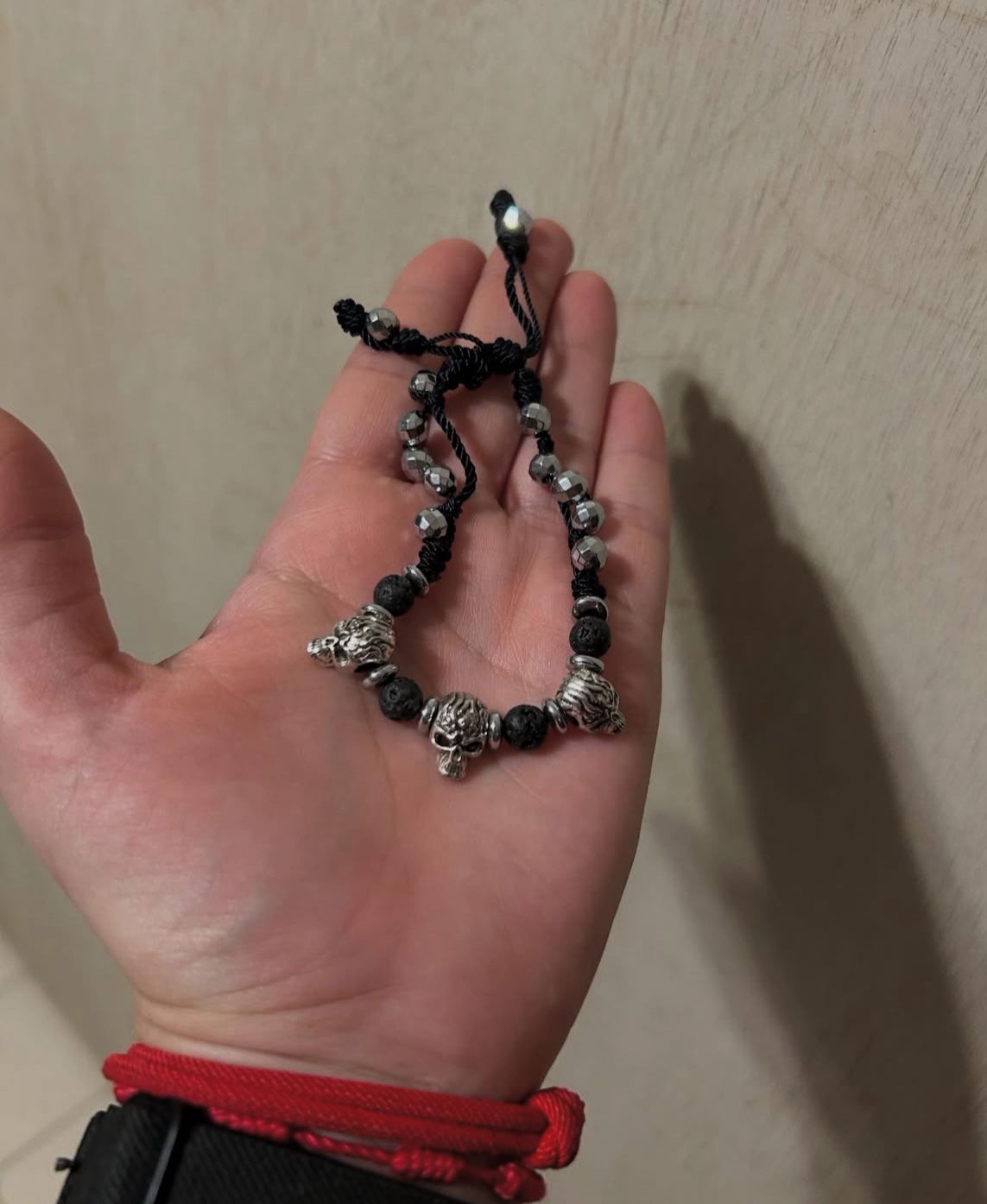 Pulsera de Cuarzo Hematita con Calavera de Pewter - Image 3