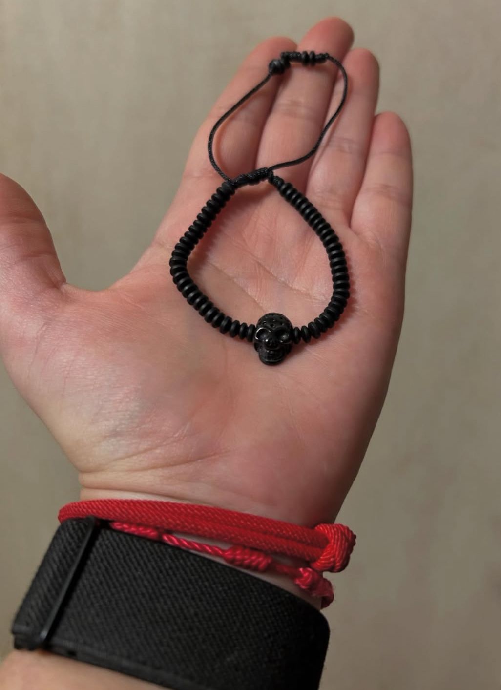 Pulsera de Cuarzo Ónix con Calavera de Rodio - Image 3