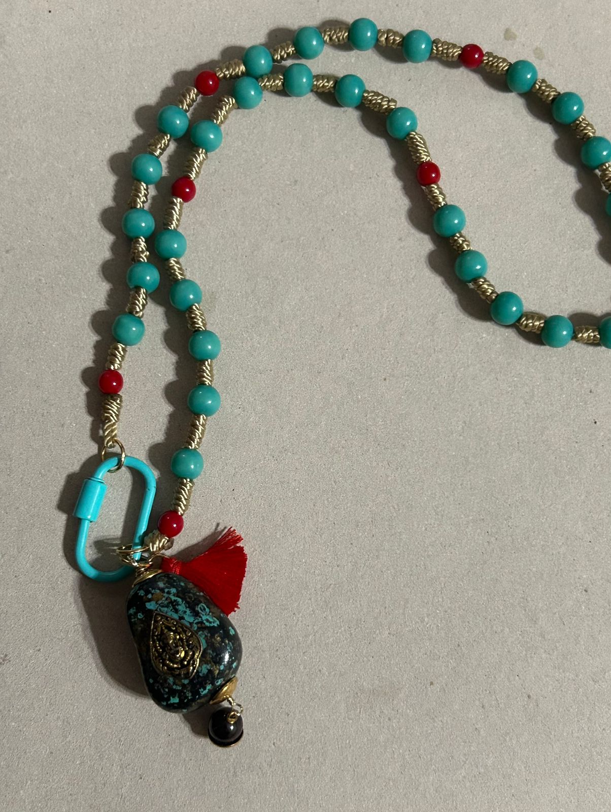 Collar de Resina con Dije de Turquesa y Granate - Image 3