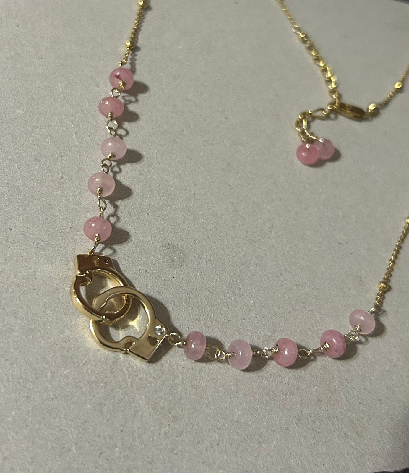 Collar de Cuarzo Ágata Rosa Claro con Dije de Esposas en Baño de Oro - Image 4
