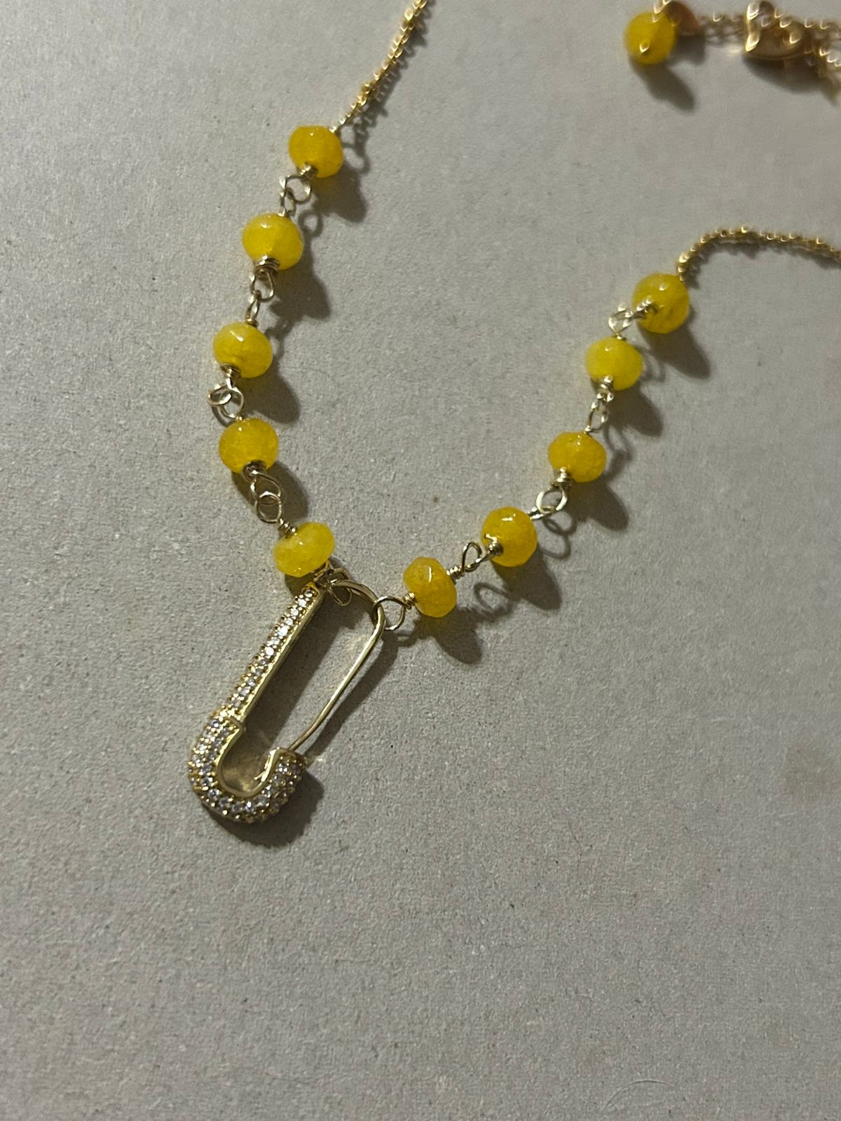 Collar de Cuarzo Ágata Amarillo con Dije de Micro Pavé y Zircon - Image 3