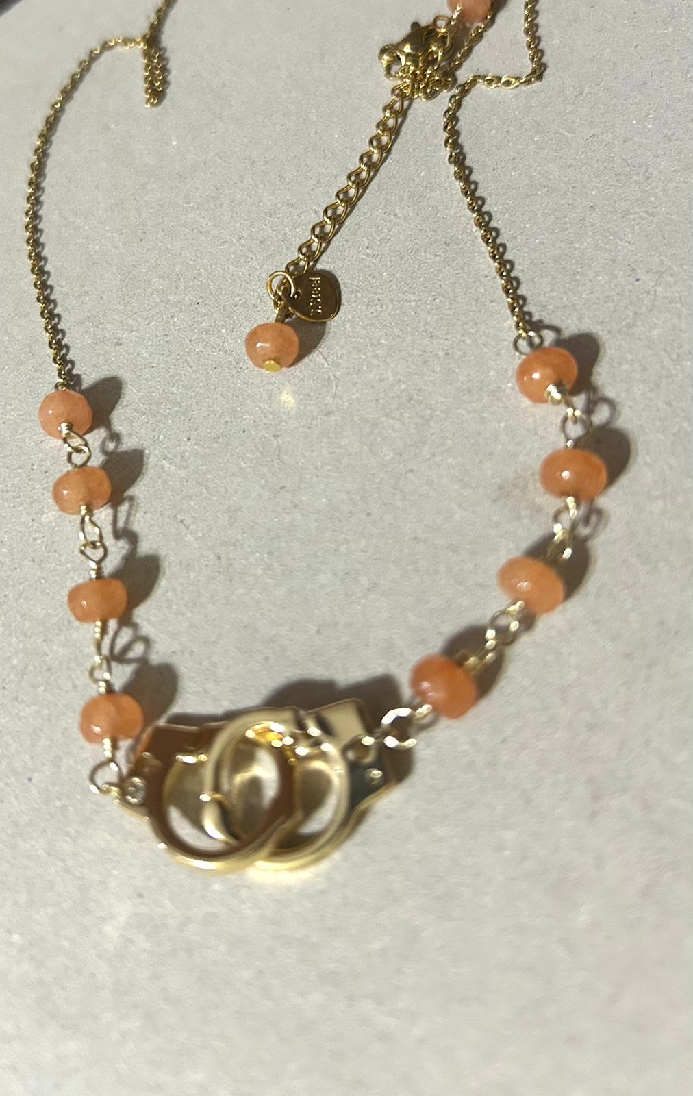 Collar de Cuarzo Ágata Durazno Claro con Dije de Esposas en Baño de Oro - Image 4