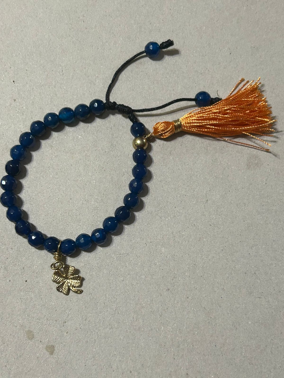 Pulsera de Ágata Azul con Motita Naranja y Dije de Trébol en Chapa - Image 4