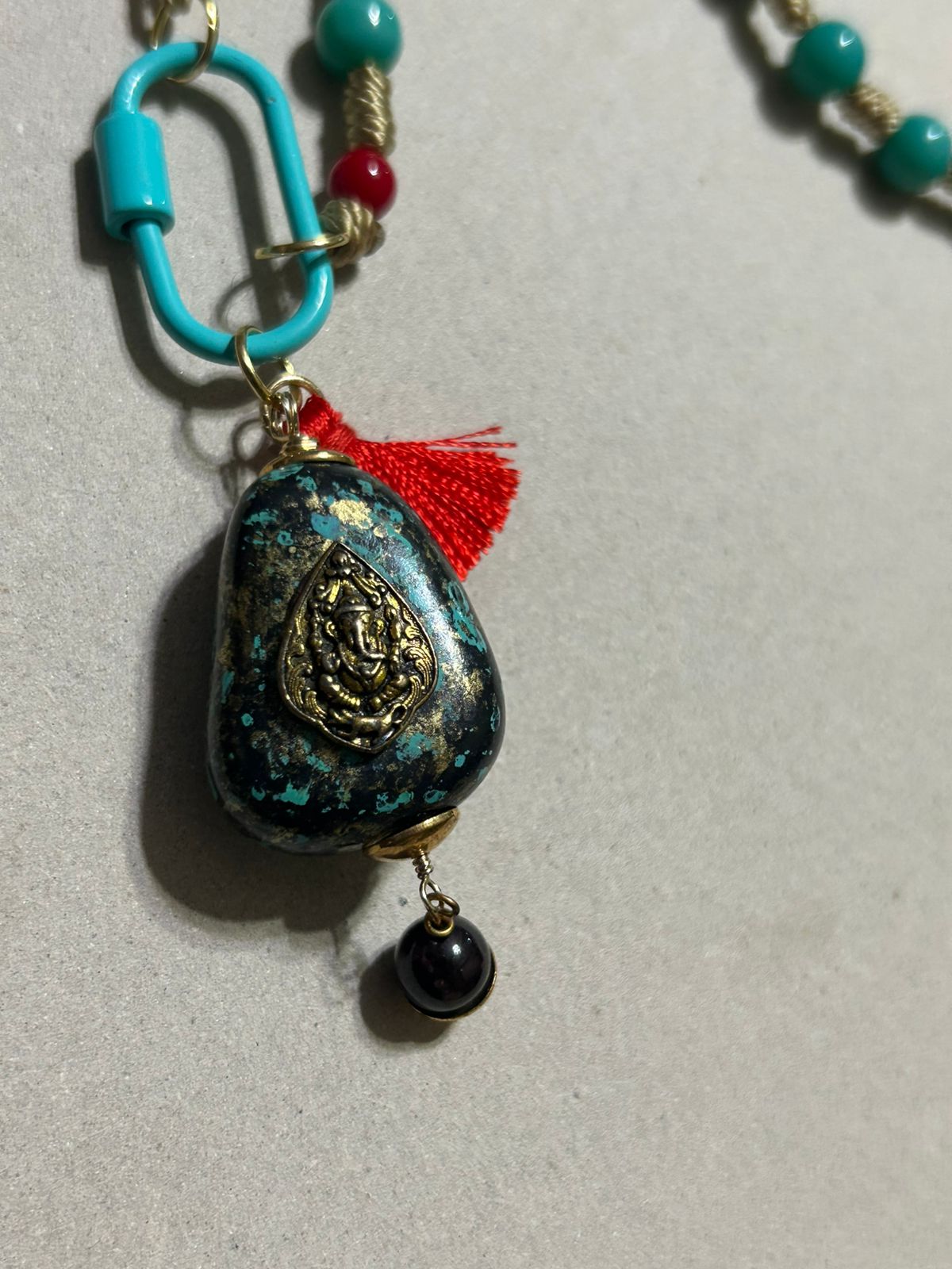 Collar de Resina con Dije de Turquesa y Granate - Image 2