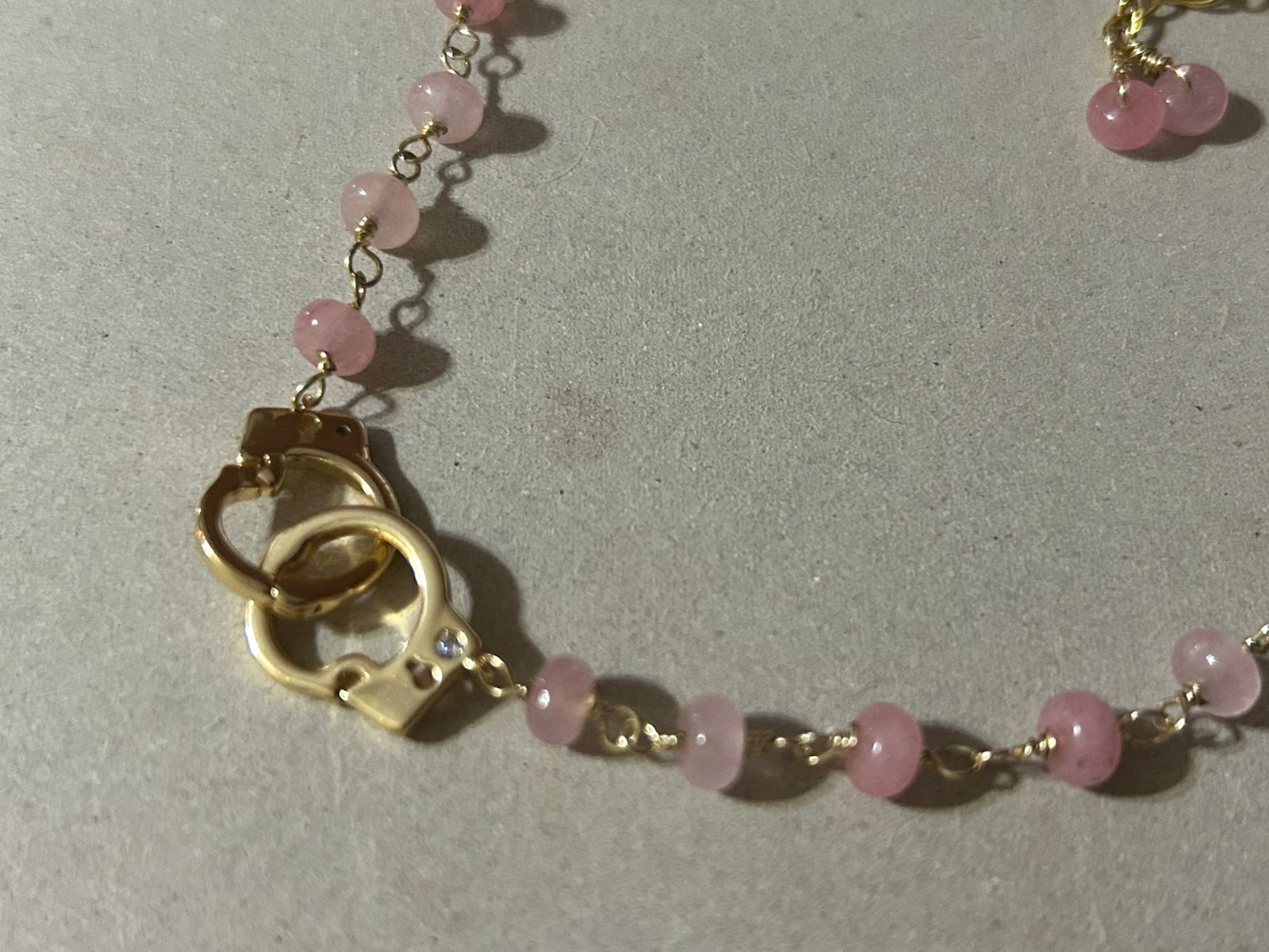 Collar de Cuarzo Ágata Rosa Claro con Dije de Esposas en Baño de Oro - Image 5