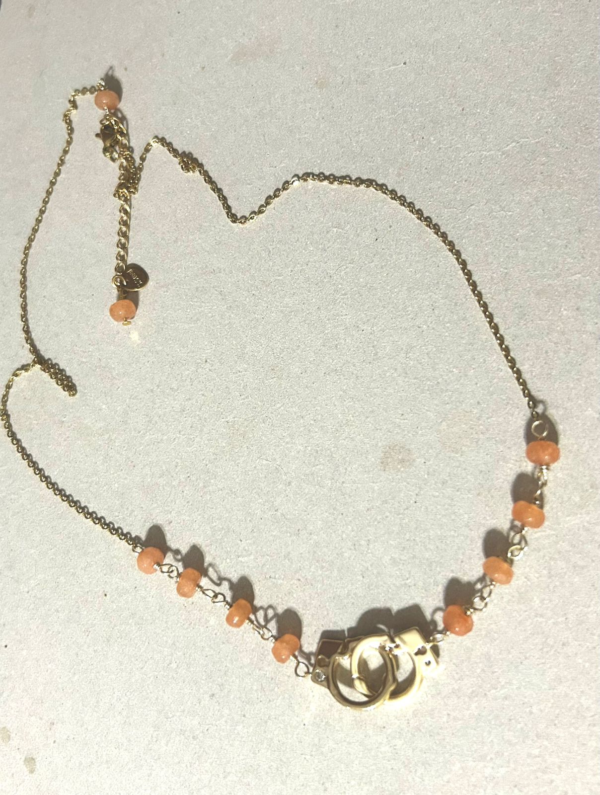 Collar de Cuarzo Ágata Durazno Claro con Dije de Esposas en Baño de Oro - Image 5