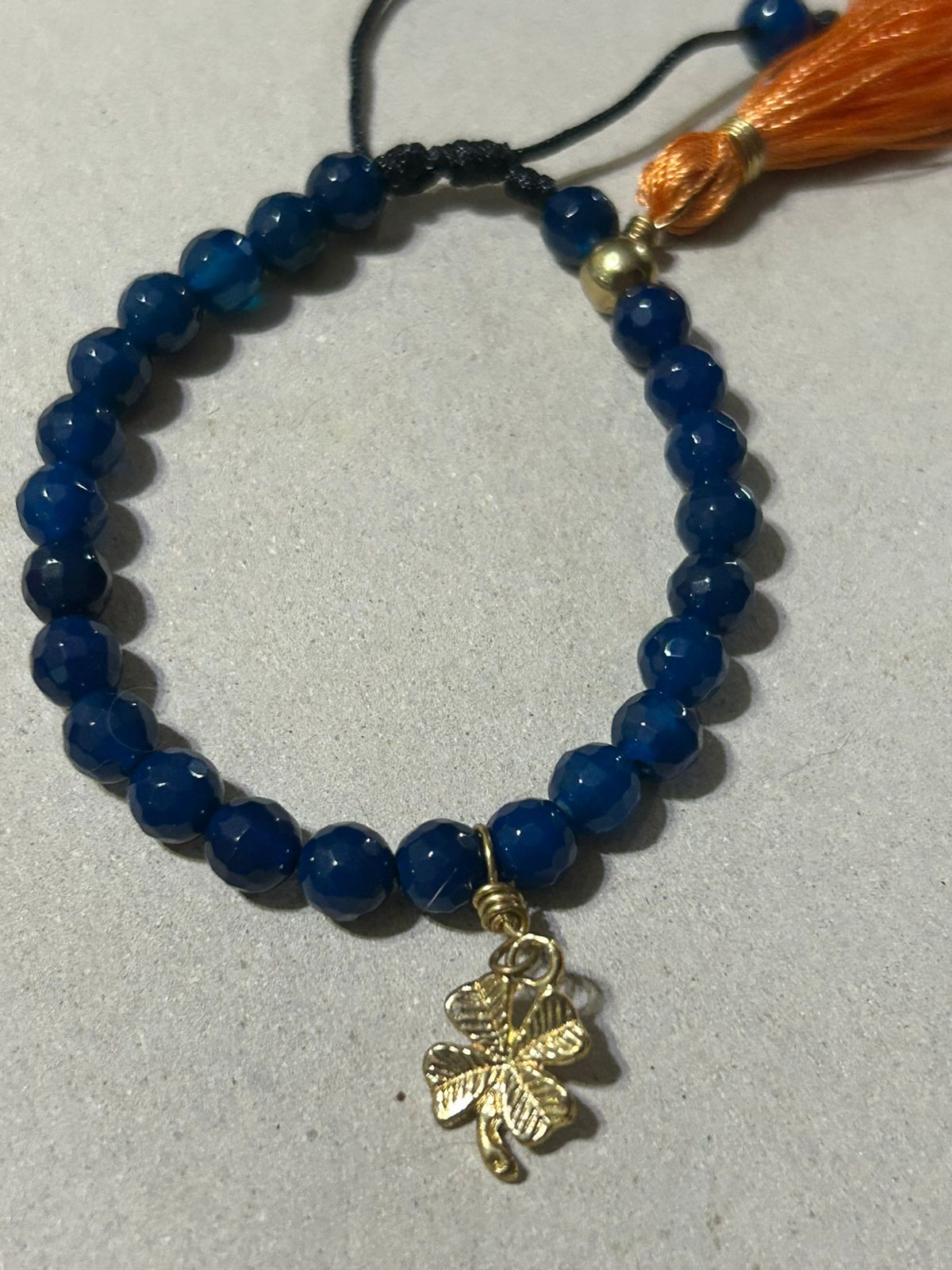 Pulsera de Ágata Azul con Motita Naranja y Dije de Trébol en Chapa - Image 5