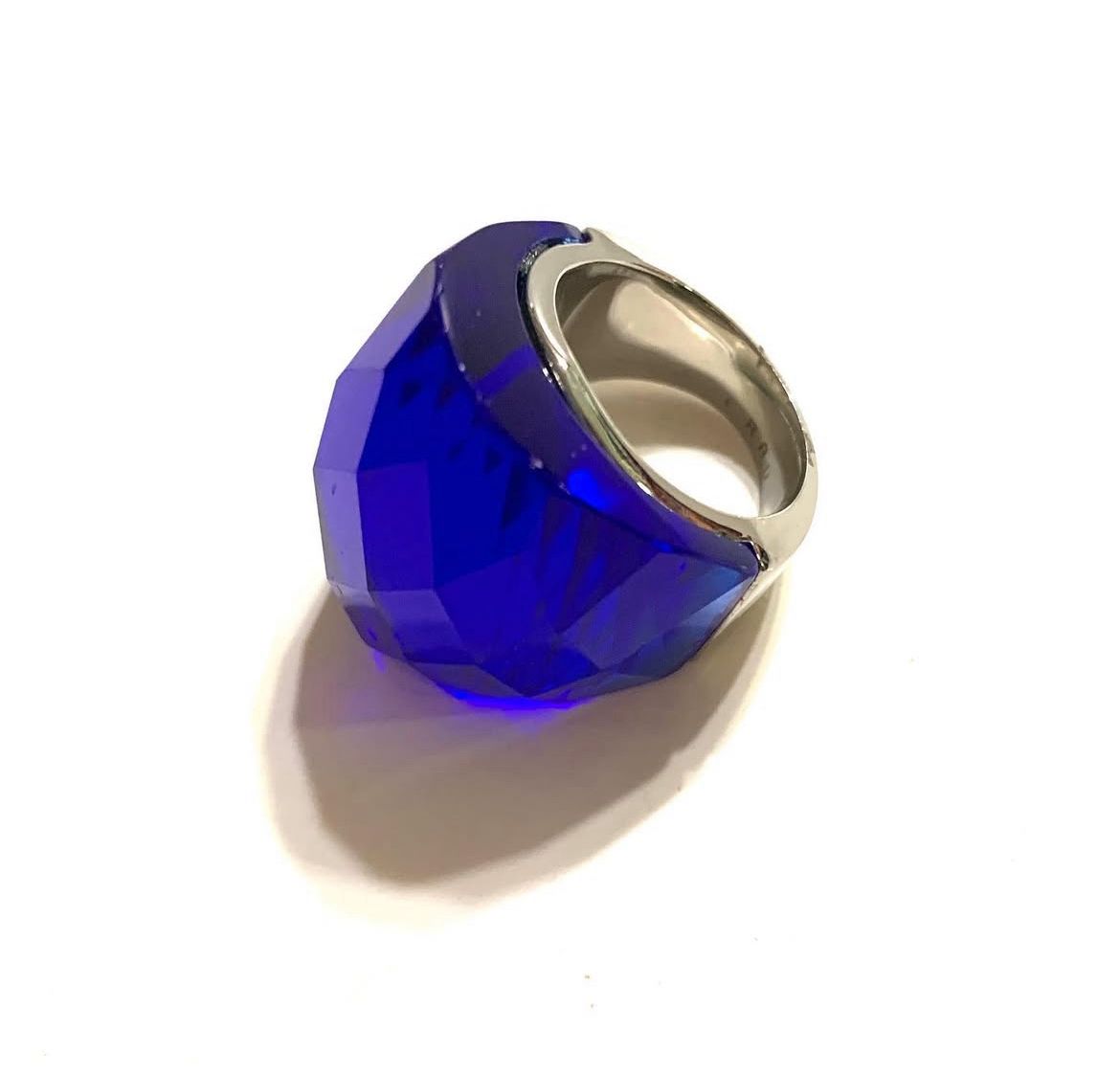 Anillo de Acero Inoxidable con Cristales Austriacos Azul, Amarillo y Verde – Talla #8