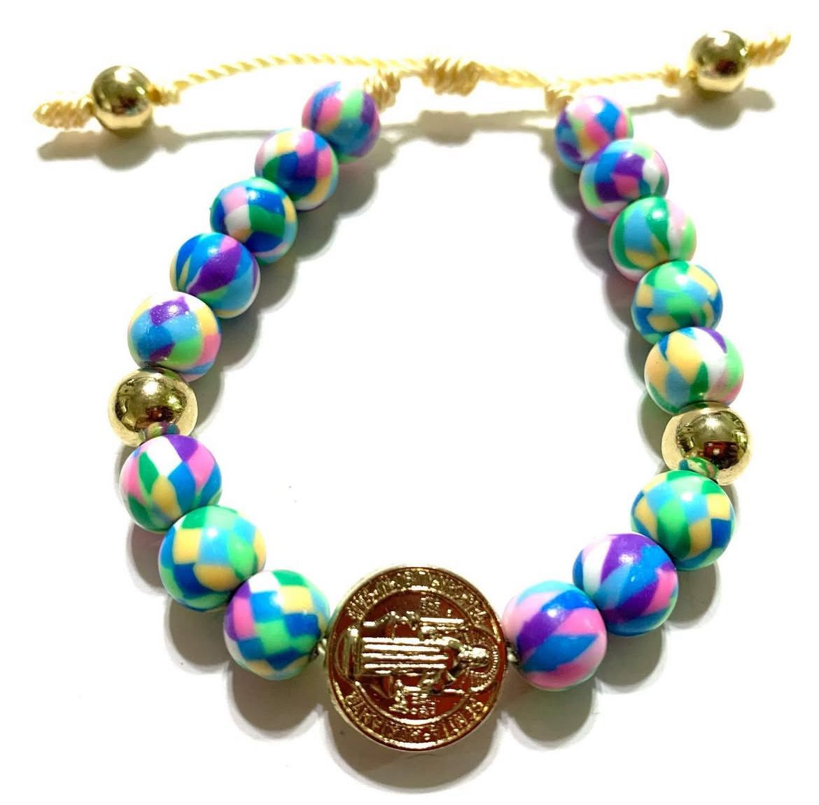 Pulsera de Resina Suave con Medalla de San Benito en Baño de Oro