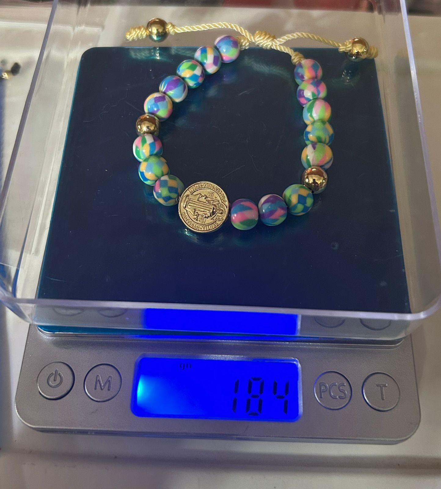 Pulsera de Resina Suave con Medalla de San Benito en Baño de Oro - Image 5