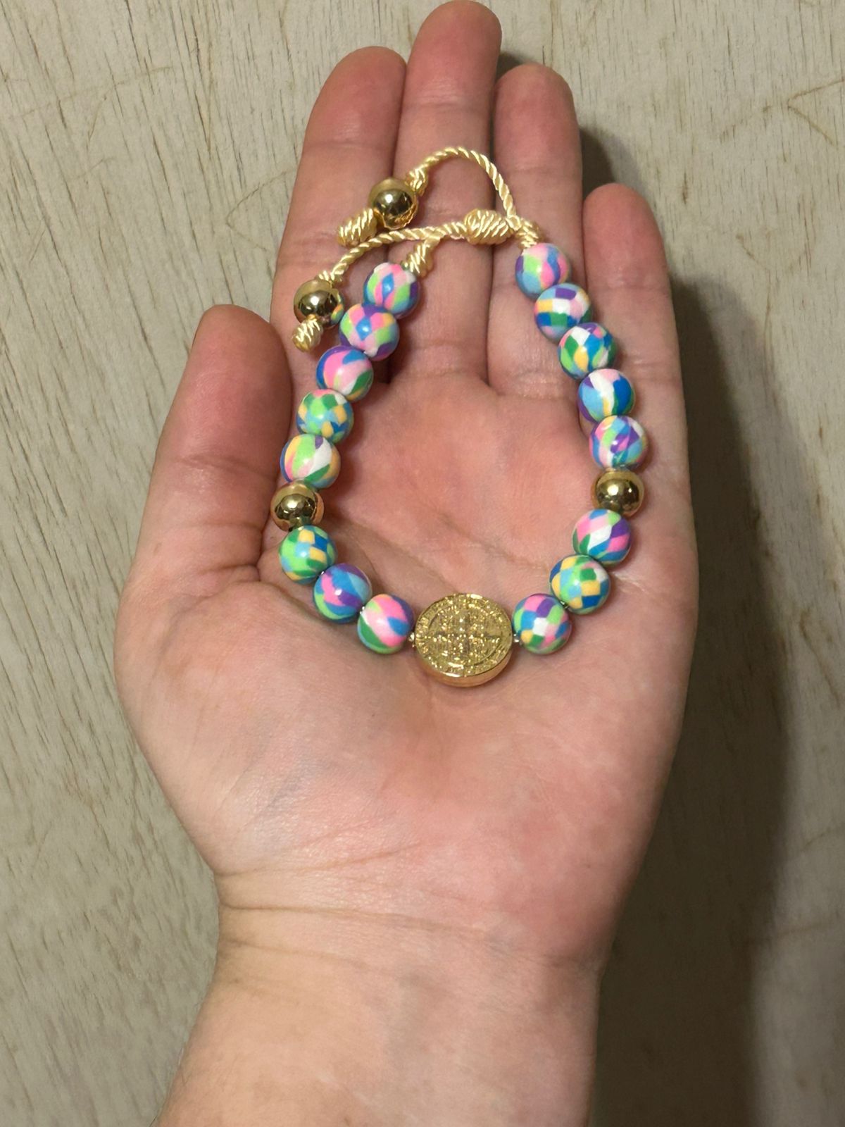 Pulsera de Resina Suave con Medalla de San Benito en Baño de Oro - Image 4