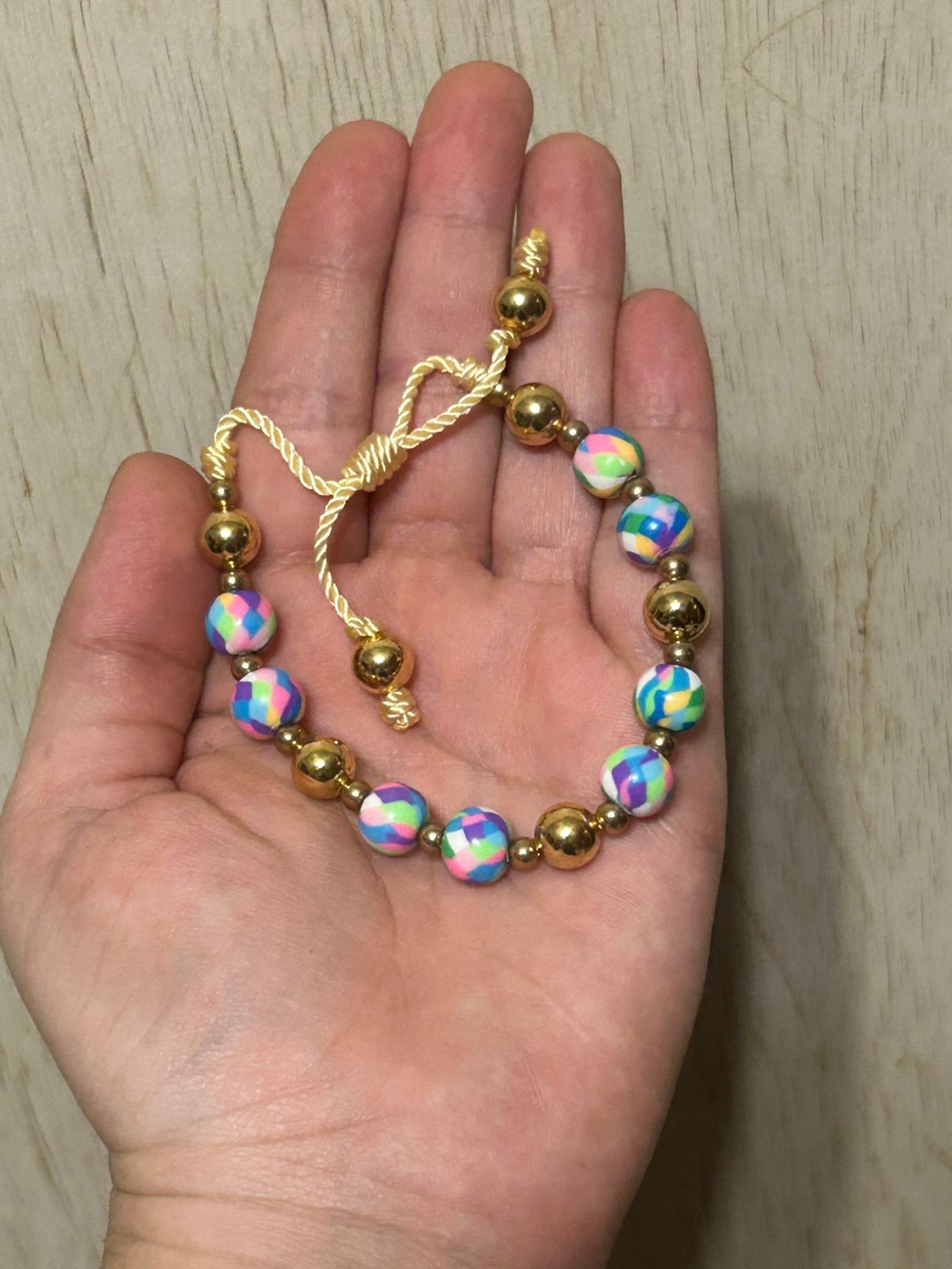 Pulsera de Resina Suave con Cuentas de Baño de Oro y Hilo de Nylon - Image 2