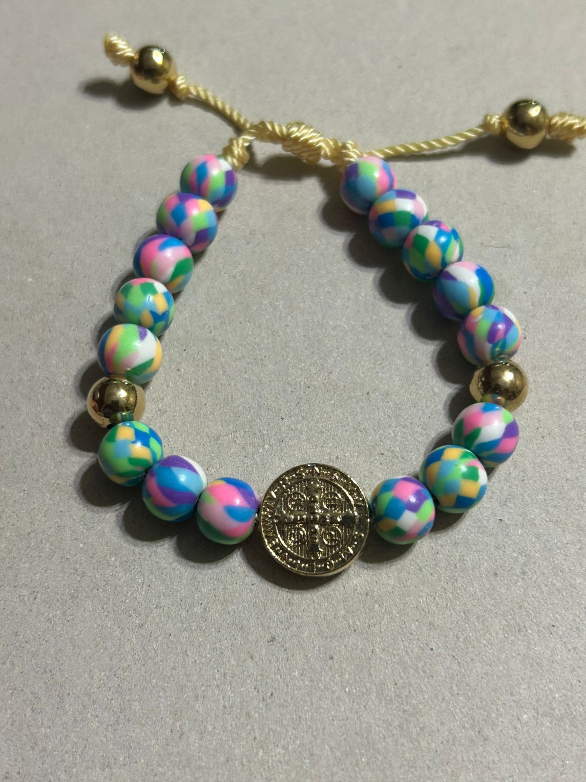 Pulsera de Resina Suave con Medalla de San Benito en Baño de Oro - Image 3