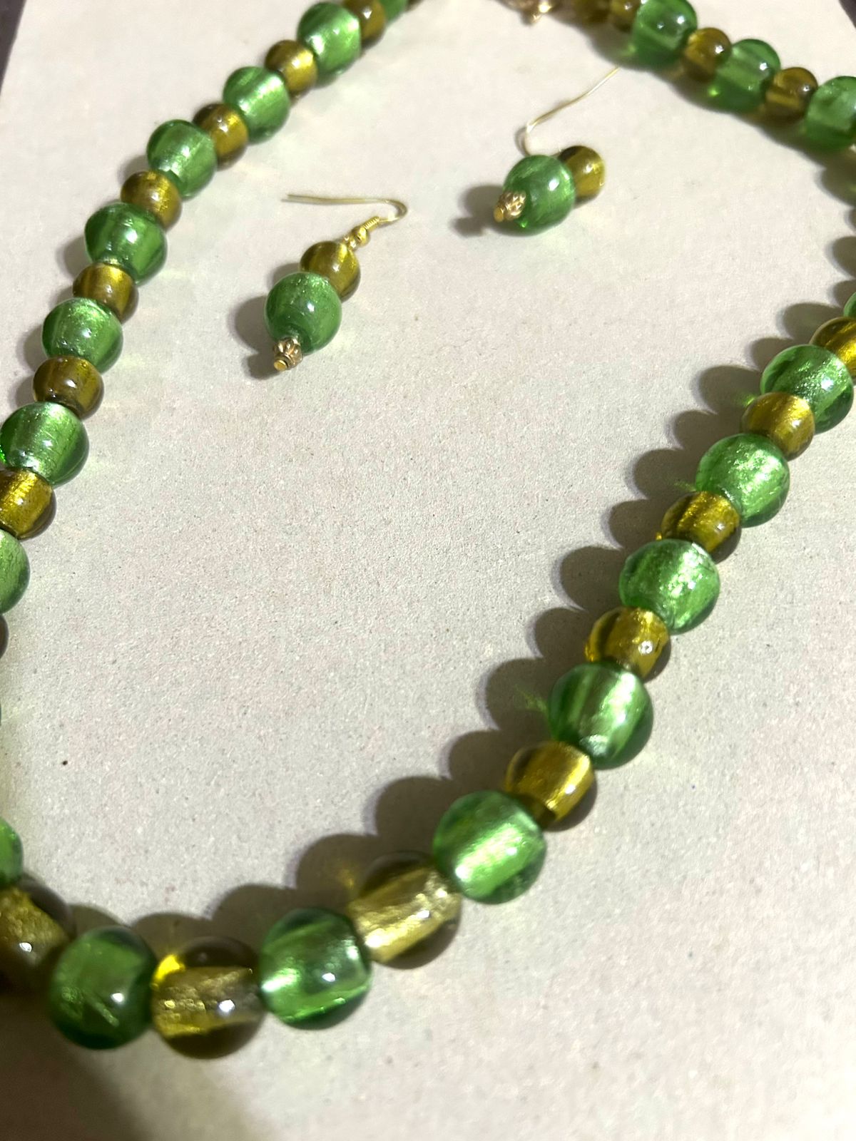 Juego de Collar y Aretes de Cristal de Murano Verde con Baño de Oro - Image 3