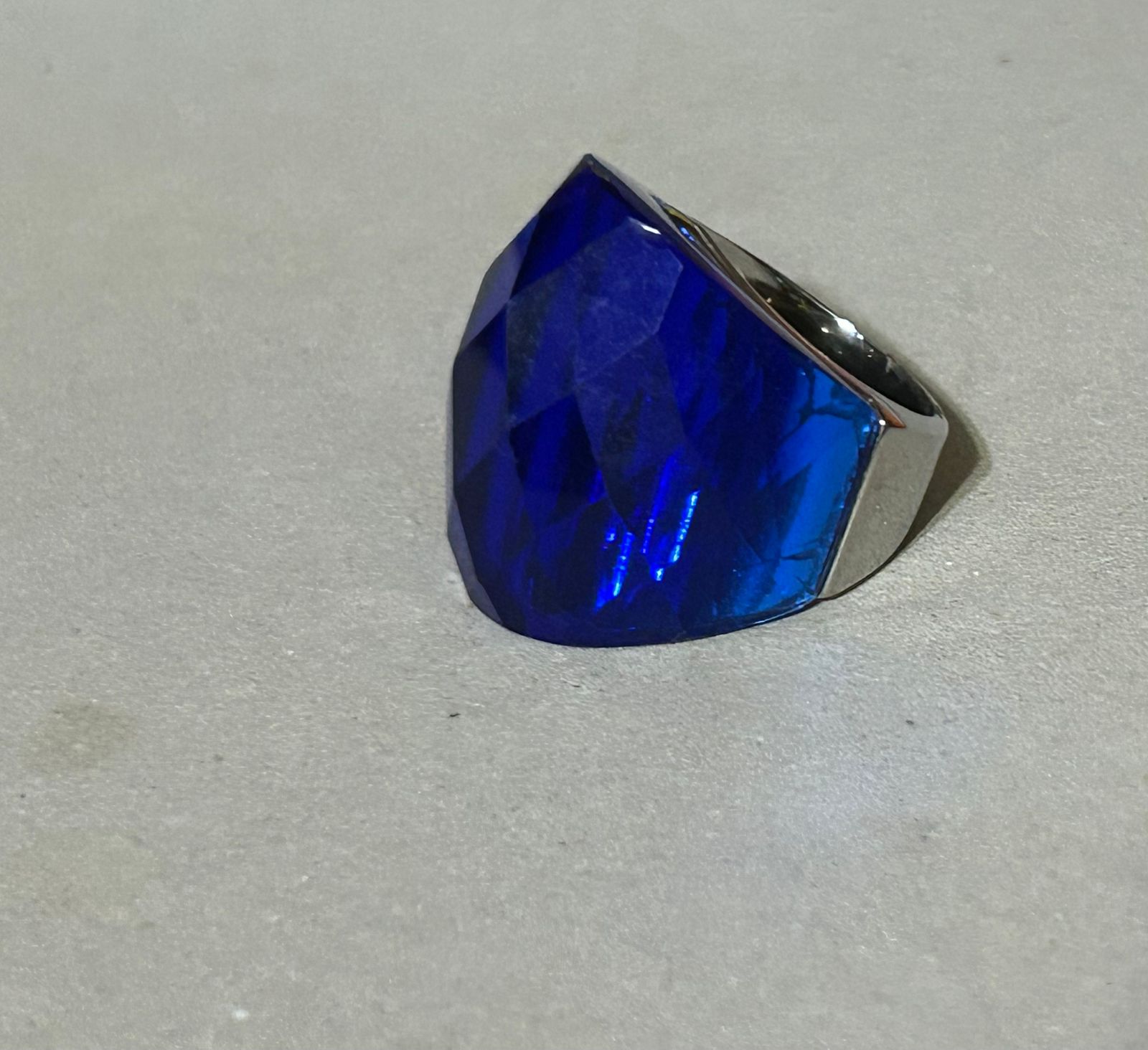 Anillo de Acero Inoxidable con Cristales Austriacos Azul, Amarillo y Verde – Talla #8 - Image 7