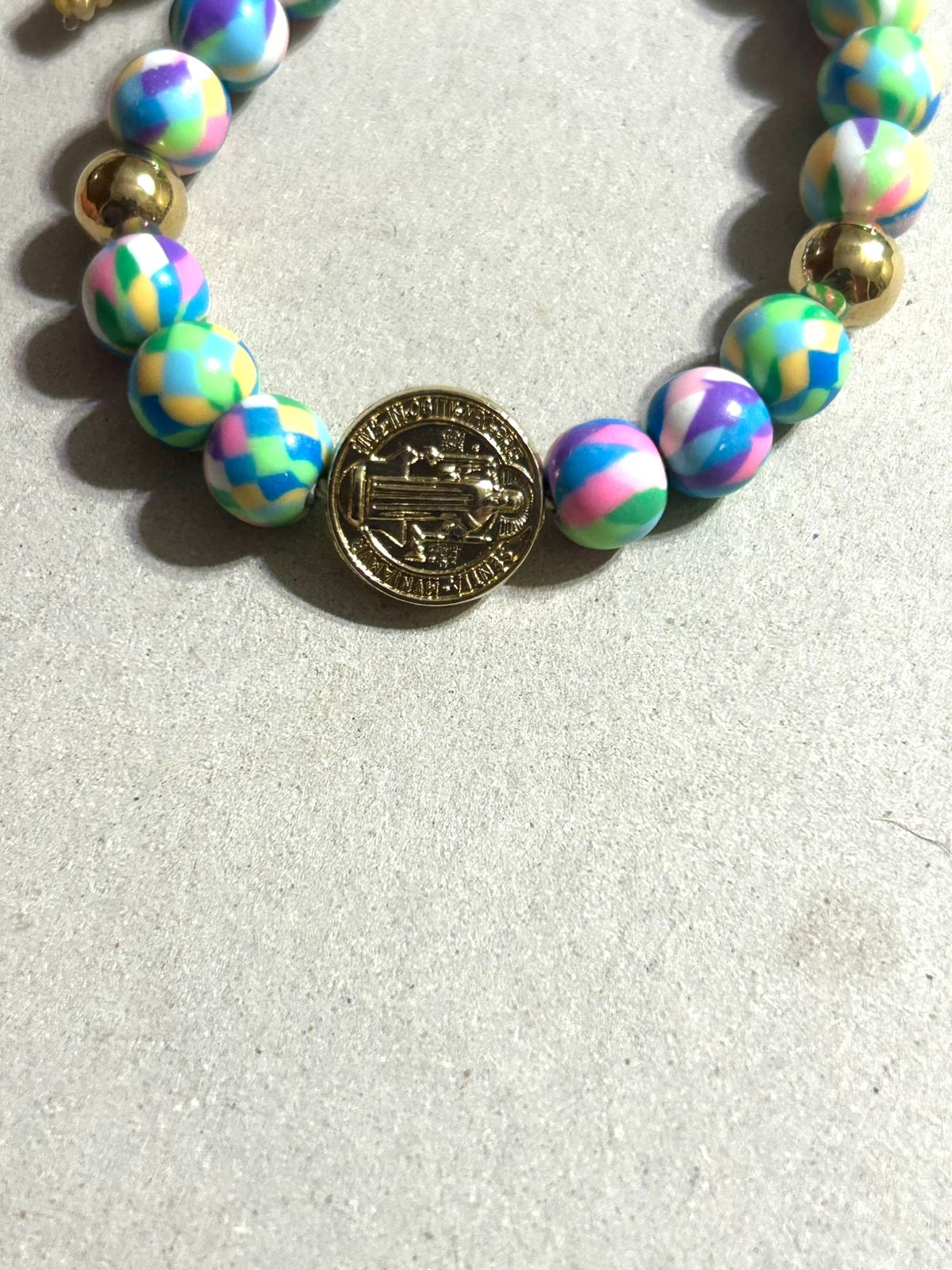Pulsera de Resina Suave con Medalla de San Benito en Baño de Oro - Image 2