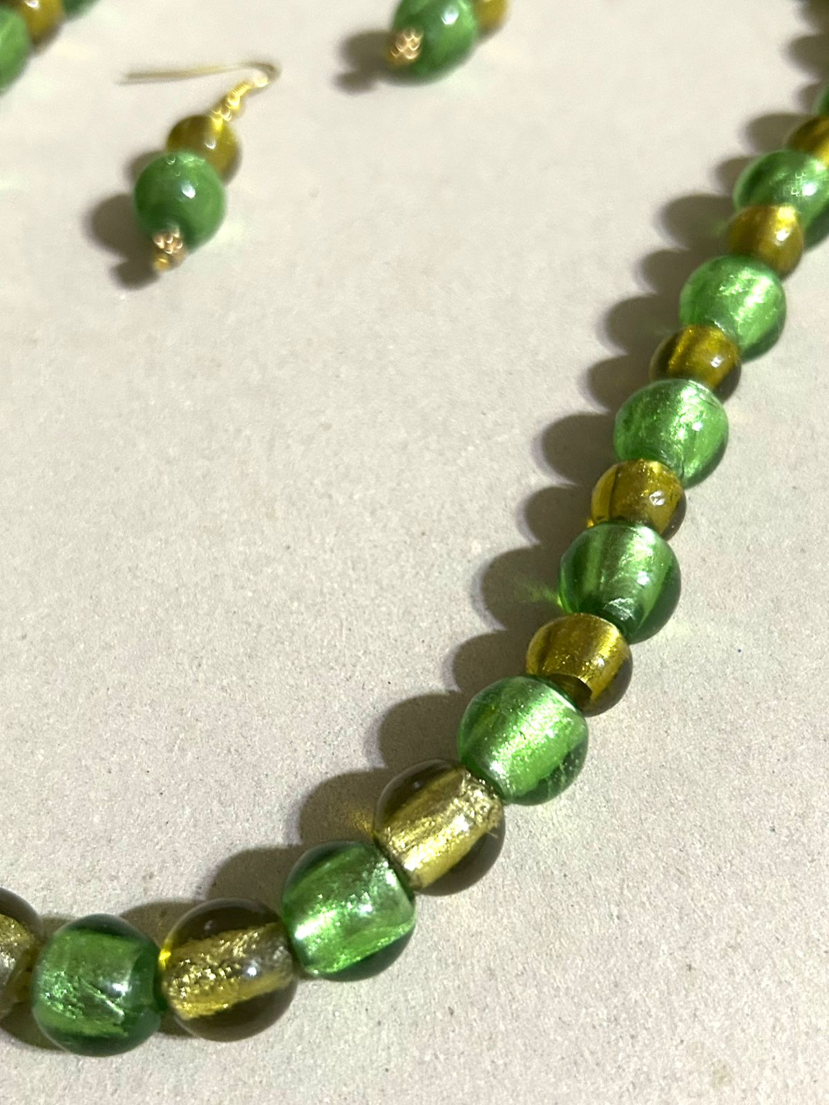 Juego de Collar y Aretes de Cristal de Murano Verde con Baño de Oro - Image 2