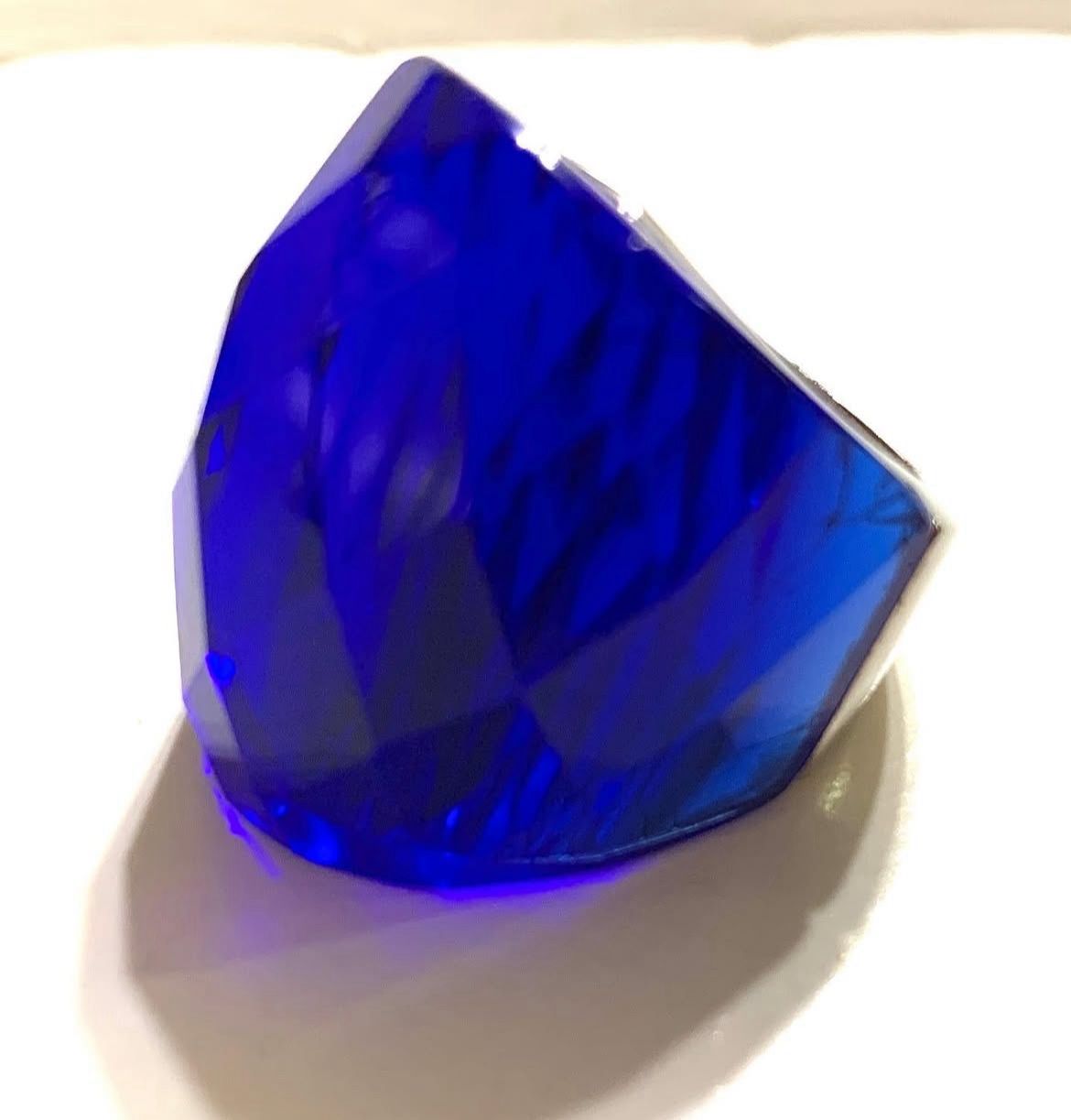 Anillo de Acero Inoxidable con Cristales Austriacos Azul, Amarillo y Verde – Talla #8 - Image 6