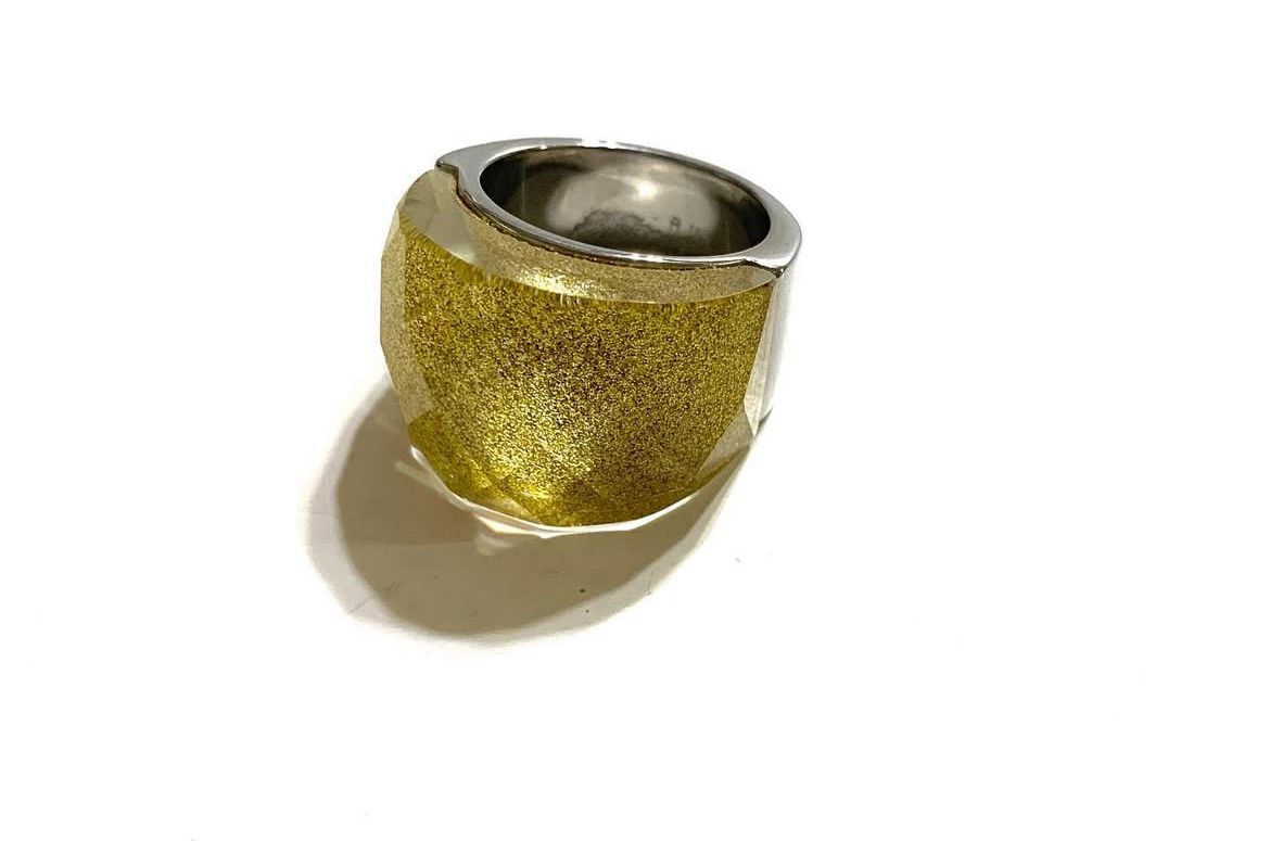 Anillo de Acero Inoxidable con Cristales Austriacos Azul, Amarillo y Verde – Talla #8 - Image 2